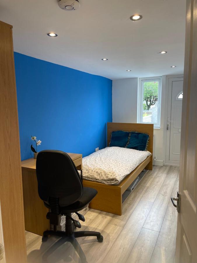One Bedroom In Spacious Bungalow, Free Parking & Private Entrance * Édimbourg