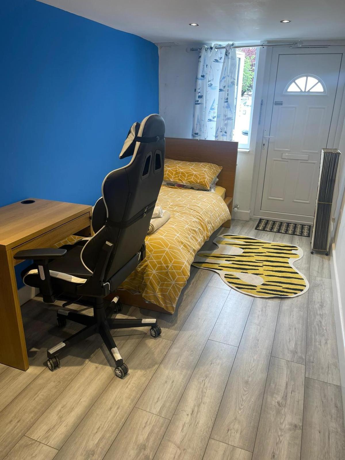 One Bedroom In Spacious Bungalow, Free Parking & Private Entrance Séjour chez l'habitant
