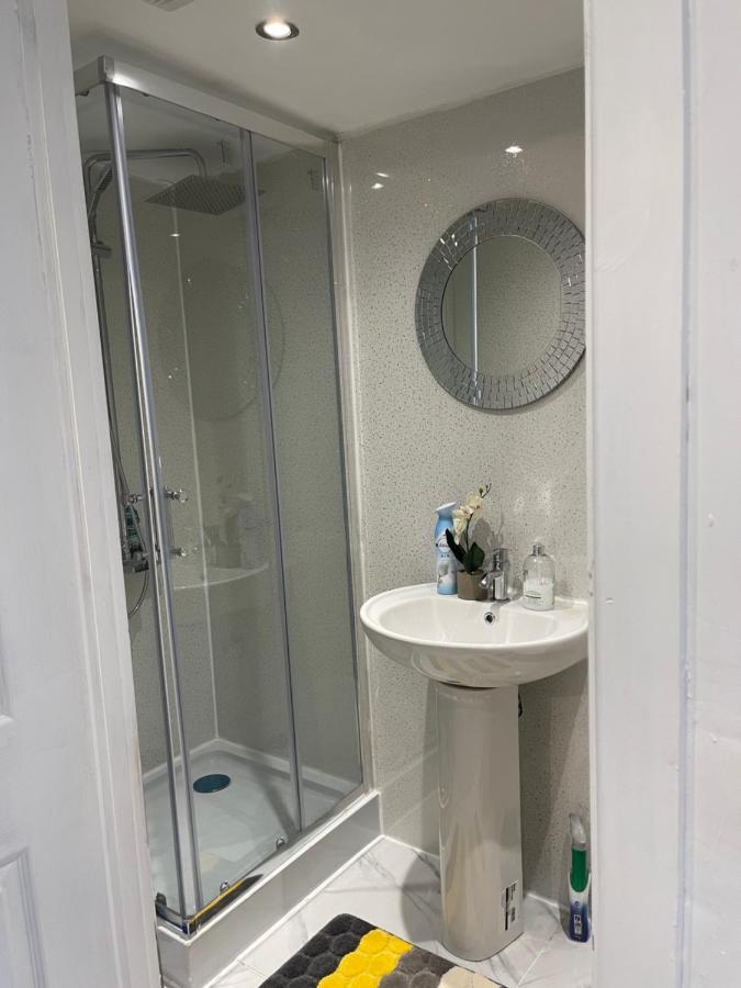 Séjour chez l'habitant One Bedroom In Spacious Bungalow, Free Parking & Private Entrance *